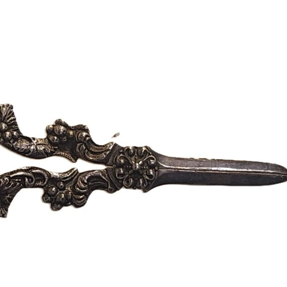 1900s Victorian or Prior Silver Ornate Grape Cluster Scissors - Picture 4 of 4